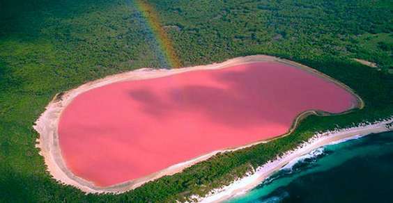 Un lago rosa nel parco nazionale di Cape Arid in Australia