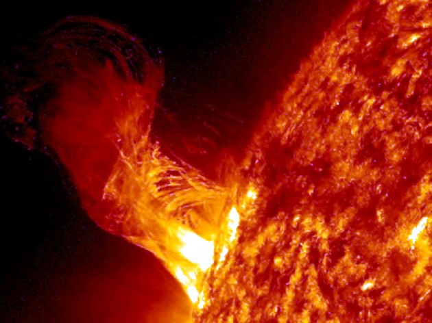 Enorme eruzione solare: 20 volte la Terra [Video]