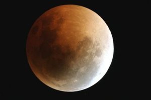 Eclissi parziale di Luna: il clou alle 22:07 del 25 Aprile