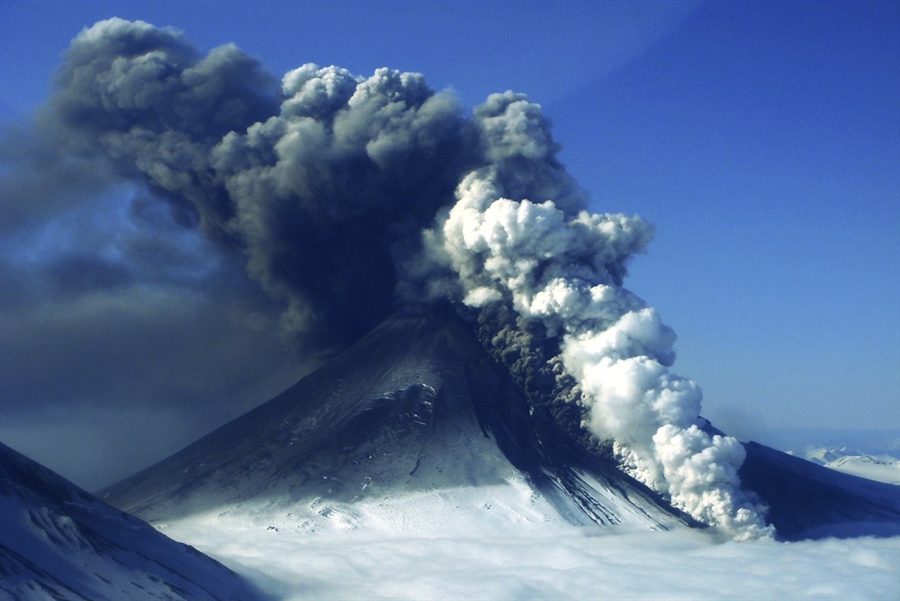 Nube di plasma solare colpisce la terra e provoca un eruzione?