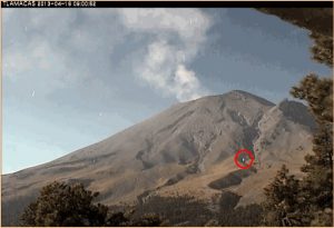 Strani oggetti si librano intorno al vulcano Popocatepetl