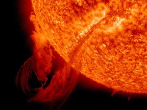 Nube di plasma solare colpisce la terra e provoca un eruzione?