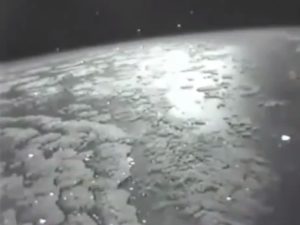 Spettacolare video di centinaia di Ufo registrati dalla Stazione Spaziale Internazionale 