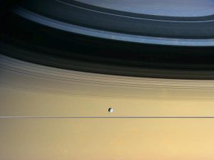 La sonda Cassini documenta la probabile formazione di una nuova luna intorno a Saturno