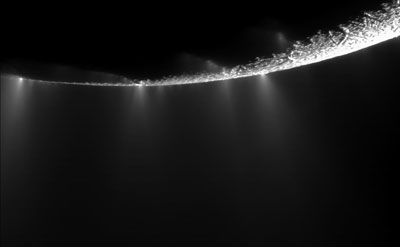 Scoperto un oceano di acqua liquida su Encelado