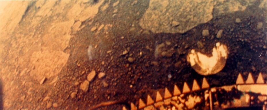 Un’immagine della superficie scattata da Venera 13, atterrata nel 1981, sopravvissuta 127 minuti.
